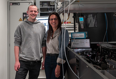 Dr. Hanieh Fattahi (right) together with Kilian Scheffter in the lab.