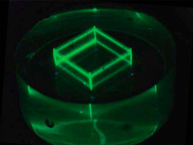 Nanocrystals glow green: 3D image in silicone