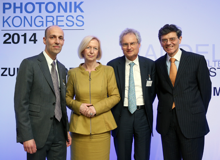 Industrialists and politicians mingled at Photonics Congress 2014 in Berlin. 