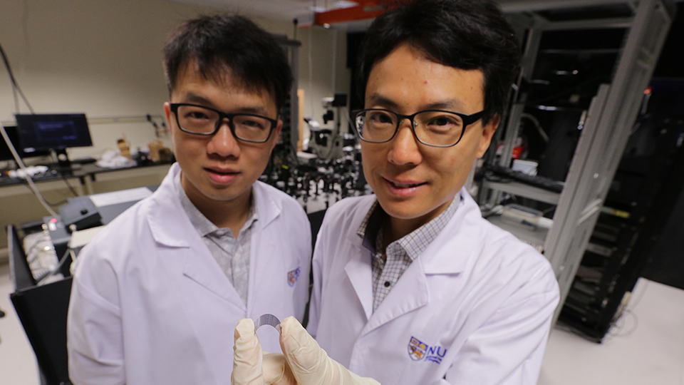 Terahertz twosome: Associate Prof Yang Hyunsoo (R) and Dr Wu Yang from the NUS.