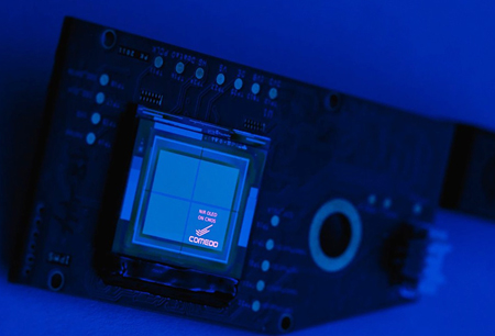 Almost blue: Integration of RGB + NIR-OLEDs in CMOS-silicon chips (pictured in the NIR range).