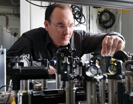 Christoph Hauri in the laser lab at the Paul Scherrer Institute. 