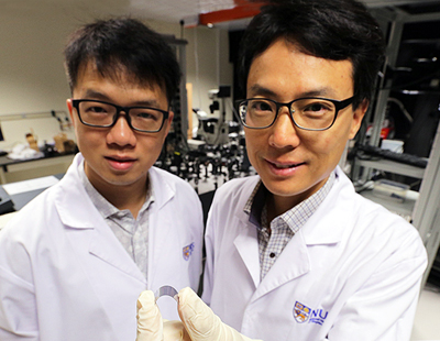 Terahertz twosome: Associate Prof Yang Hyunsoo (R) and Dr Wu Yang from the NUS.
