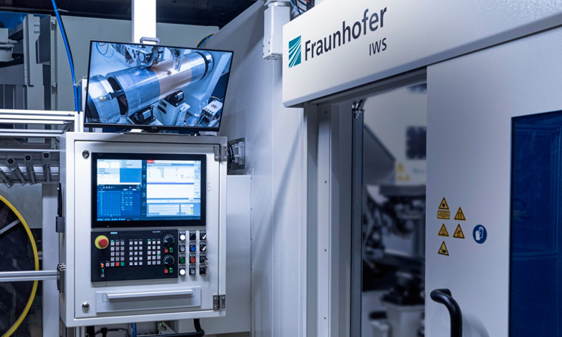 Fraunhofer IWS has filed a patent for laser direct plating and has built a pilot system for components up to two meters in length that fully encloses the process. &copy; Christoph Wilsnack/Fraunhofer IWS.