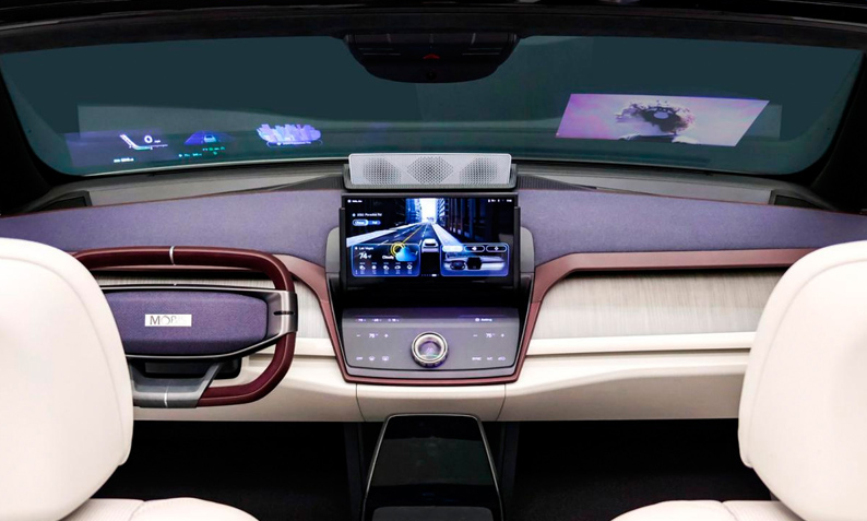 The transparent display integrated into the windshield shows relevant driving information such as navigation and speed. It allows an unobstructed outward view and enables the driver to take in more information without taking their eyes off the road, which contributes to greater safety. Image: Zeiss.