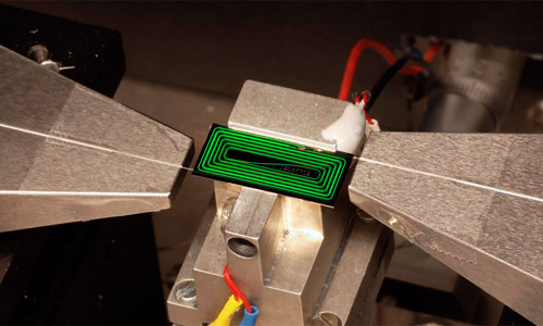 EPFL&rsquo;s chip-based ultrafast laser operating in the laboratory test setup. The device produces extremely short laser pulses directly on a photonic chip. &copy; 2026 EPFL / Zheru Qiu.