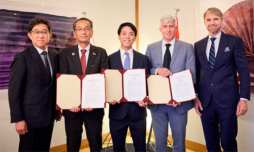 Jingo Kikukawa, Director-General of the Innovation and Environment Bureau at the Ministry of Economy, Trade and Industry (METI); Tadashi Maruno, President, Hamamatsu Photonics K.K.; Kazuhiro Nakashoji, CEO, Yaqumo Inc.; Carsten Thomsen, CTO, NKT Photonics A/S; H.E. Jarl Frijs-Madsen, Ambassador Extraordinary and Plenipotentiary of the Kingdom of Denmark to Japan. Photo:&nbsp;Hamamatsu.