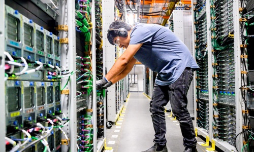 Corning to add 1000 jobs on Amazon fiber-optic deal