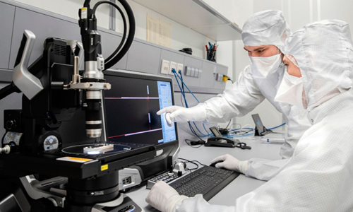Researchers at IOF examine the double slit under a microscope. &copy; Fraunhofer IOF.