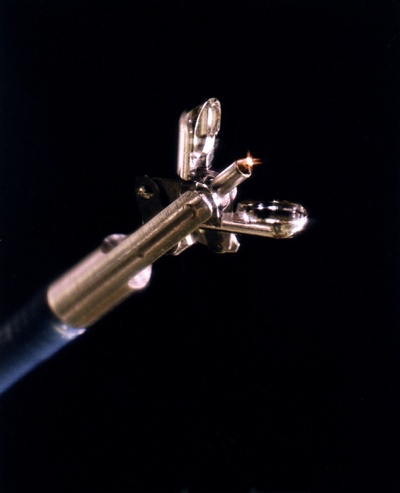 The SpeactraScience optical biopsy system uses a low-power 337 nm nitrogen laser to induce fluorescence in tissue, with normal and abnormal tissue types re-emitting different fluorescence signals. But with high development costs and minimal revenues, the business is itself need of major surgery. Credit: SpectraScience.