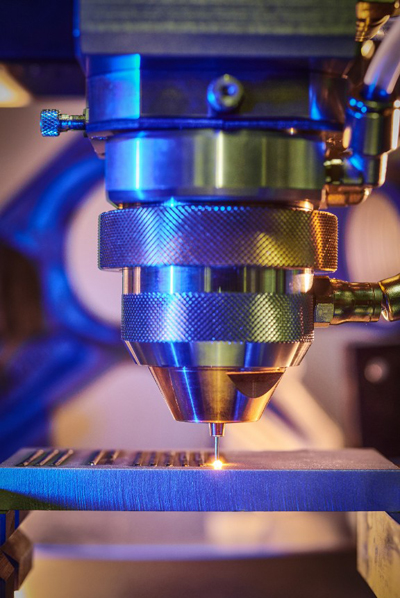 Close-up view of the wire LMD with coaxial ring beam. &copy; Fraunhofer ILT, Aachen, Germany. / Volker Lannert.
