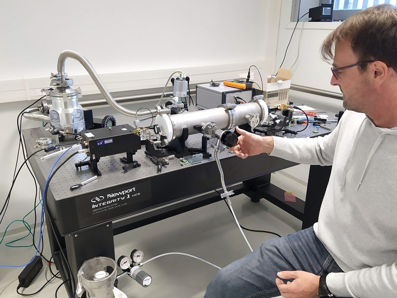 ULCO researchers developed a new optical cavity that improves the sensitivity of terahertz spectroscopy. It allows molecules under analysis interact with the terahertz frequencies over an effective distance of approximately 1 km inside a resonator only 500mm long. Credit: Francis Hindle, Universit&eacute; du Littoral-C&ocirc;te d'Opale.