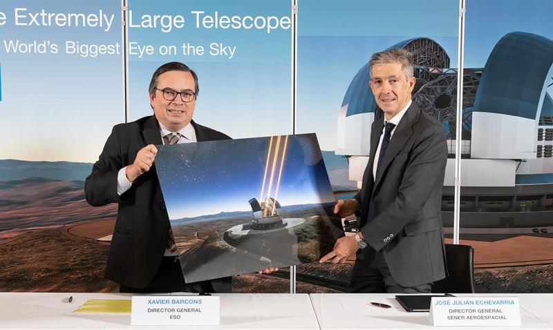 It's a deal: At a ceremony at ESO Headquarters in Garching, Germany on 29 November 2019, ESO signed a contract with SENER Aerospacial for the design and production of the cell for the M5 mirror of the Extremely Large Telescope (ELT). The contract was signed by ESO's Director General Xavier Barcons (left) and the General Director of SENER Aeroespacial Jos&eacute; Juli&aacute;n Echevarr&iacute;a (right). Credit: ESO.