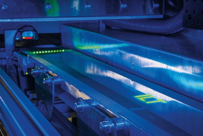 Ablation of nanometer-thin layers on a moving film with femtosecond laser scribing - one of several laser processing steps used in the EffiLayers project to industrialize OPV. &copy; Fraunhofer ILT, Aachen, Germany / Volker Lannert.