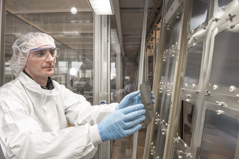 Oxford PV perovskite-on-silicon solar cells in pilot production. The company says that, in collaboration with key investor Meyer Burger, it plans to begin volume production of the cells in Germany by the end of next year. Photo: Oxford PV.