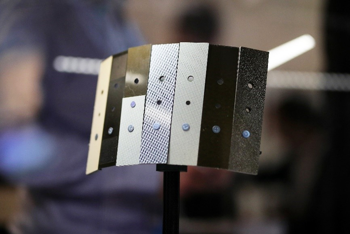 With the laser drilling process developed by the LZH, different laminates, even when placed on top of each other, can be drilled quickly and precisely. (Photo: CFK Valley e.V.)