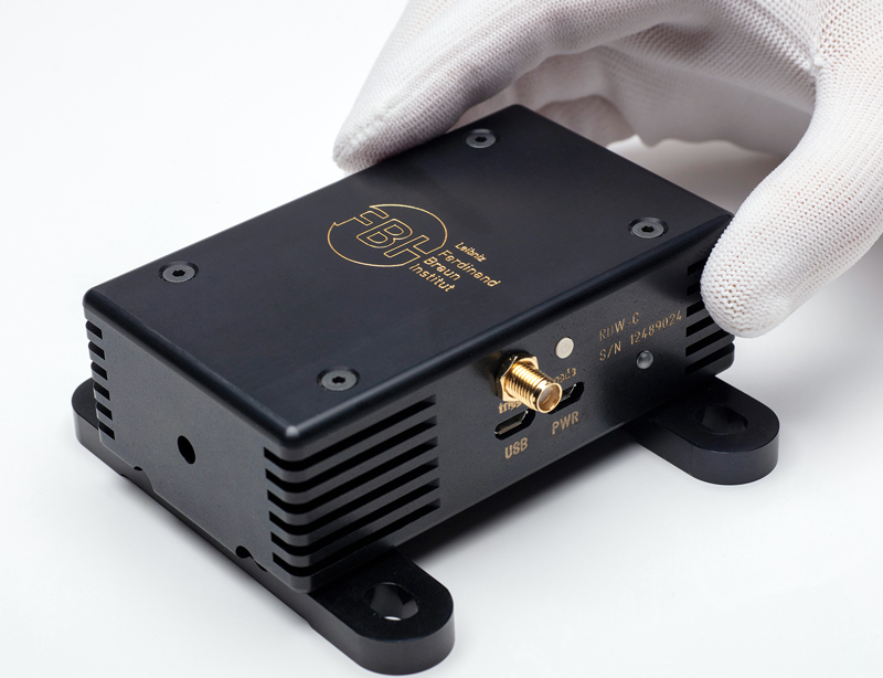 Compact dual-wavelength turnkey laser system designed for Shifted Excitation Raman Difference Spektroskopie (SERDS), used to extract Raman signals efficiently and rapidly form disturbing background signals. &copy; FBH / schurian.com
