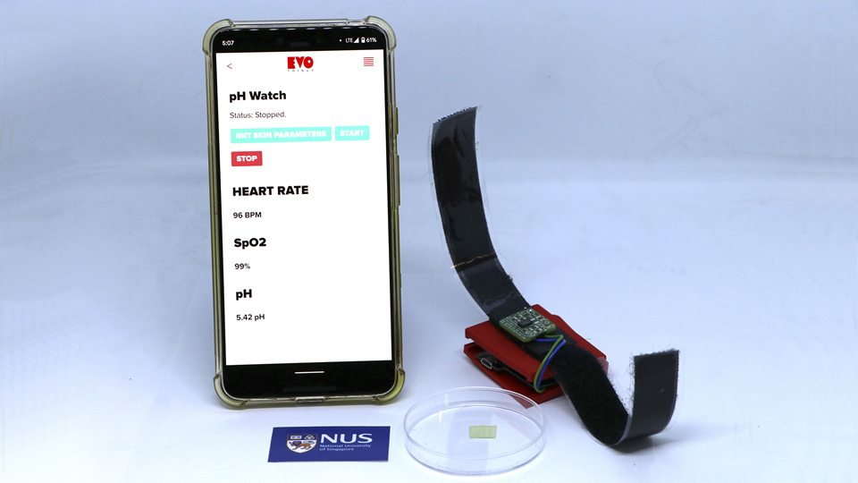 Monitoring the pH of sweat could assist with treatment of skin conditions or diabetes. Credit: NUS.