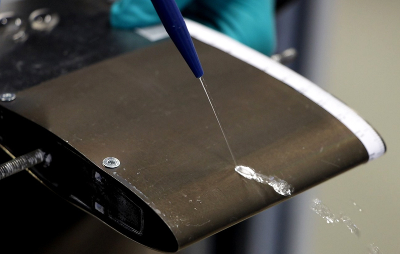 The NACA airfoil with the water-repellent structured surface. A comparison showed that water adheres to the unstructured NACA airfoil and freezes within seconds at sub-zero temperatures.
&copy; AIRBUS
A comparison showed that water adheres to the unstructured NACA airfoil and freezes within seconds at sub-zero temperatures.