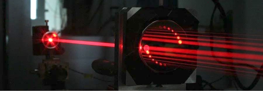 Multipass spectroscopy creates interaction lengths with the sample that are tens or hundreds of times the length of the cell, improving detection of formaldehyde. Credit: Mateusz Winkowski/University of Warsaw