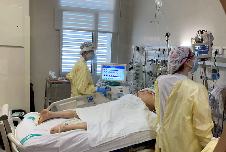 Medical personnel attending a Covid-19 patient in the ICU at Consorci Corporaci&oacute; Sanit&agrave;ria Parc Taul&iacute;de Sabadell, Spain. &copy;ICFO/EC