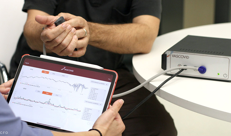 Mock-up of the VASCOVID device. The probe is placed on the palm of the patient and measures the parameters of interest with a near-infrared light. The medical readouts are visualized through a tablet. Image: &copy; ICFO.