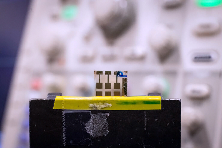 Perovskite device comprises both LED and photodetector simultaneously. Photo: LiU / Magnus Johansson.
