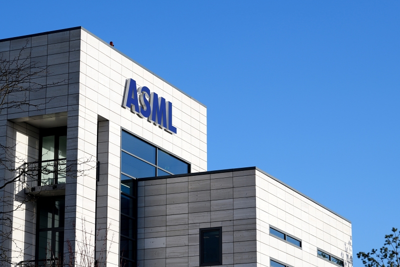 Using augmented reality headsets, ASML engineers in Veldhoven have been able to assist the company's customers around the world. Photo: ASML.