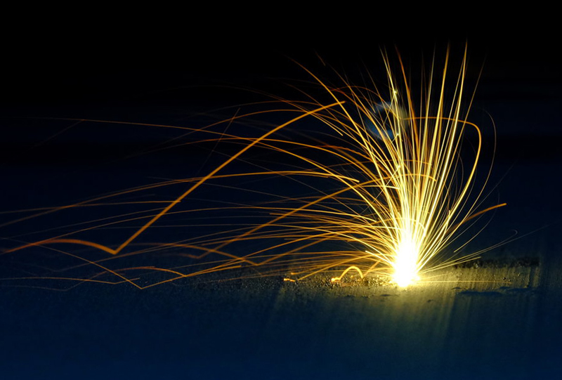 Material design by laser: Thanks to the new technique, layers with different properties can be created in a special alloy during 3D printing. &copy; Philipp K&uuml;rnsteiner, Max-Planck-Institut f&uuml;r Eisenforschung.