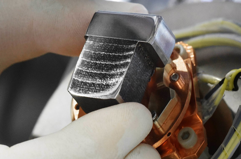Damascene conversion: composite material with metal layers of varying hardness can be produced through clever temperature variation. Damascus steel is often used for its typical decorative pattern. The composite material produced from the 3D printer by the Max Planck and Fraunhofer researchers also clearly shows the alternating hard and ductile layers. The technology with which they are produced creates new possibilities for influencing material properties during additive manufacturing. &copy; Frank Vinken.