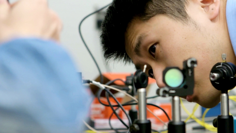 Linran Fan, CQN co-principal investigator and assistant professor in the James C. Wyant College of Optical Sciences at the University of Arizona, working on quantum nanophotonic system design. Image: U Arizona.