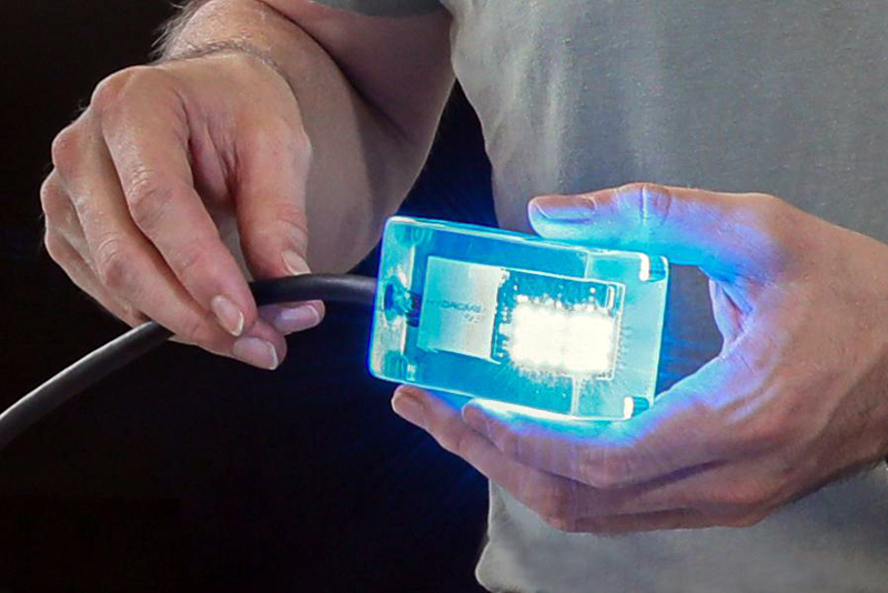 The LUMA underwater optical modem communicates using blue light. &copy; 2020 EPFL Alain Herzog.