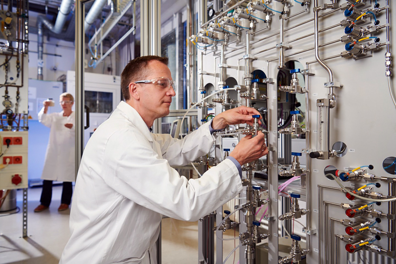 Researchers at Fraunhofer IWS use a multi-adsorption system to investigate the adsorption behavior of competing gases to find suitable filter substances. &copy; J&uuml;rgen Jeibmann/Fraunhofer IWS.