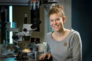 Larissa Kohler with the new optical resonator she has developed at KIT. Photo: Markus Breig, KIT.