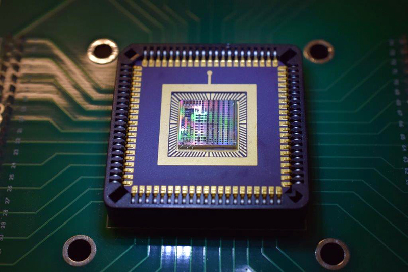 Packaged microLED dies with test arrays. Micledi Microdisplays BV.