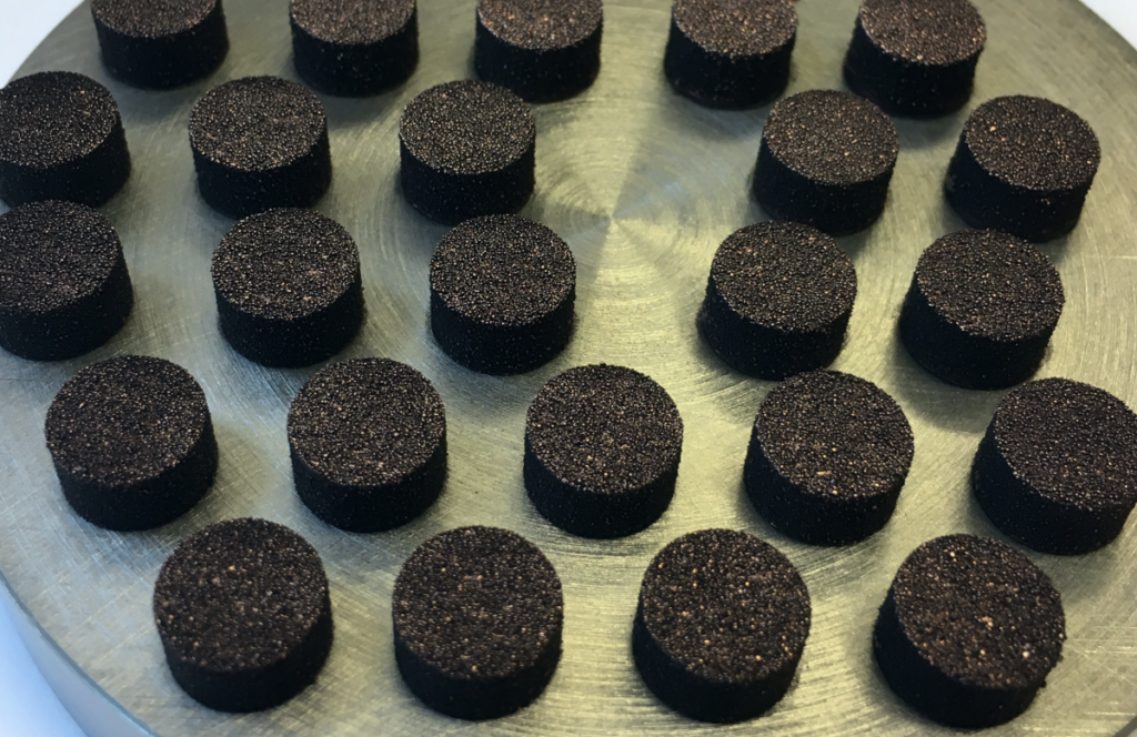 The graphene coating significantly lowered the reflectivity of the copper powder. Image: Graphmatech.