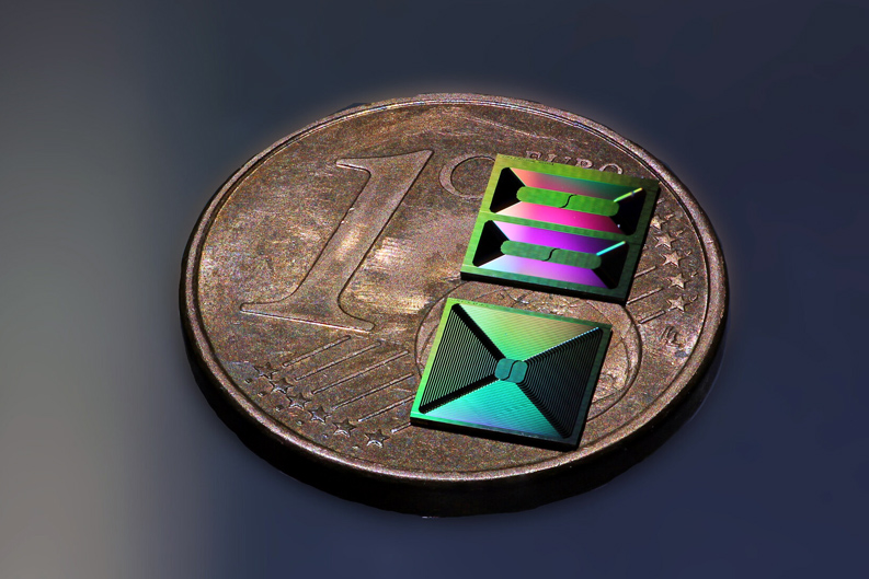 Integrated silicon nitride photonic chips with meter-long spiral waveguides. Credit: Jijun He, Junqiu Liu (EPFL)