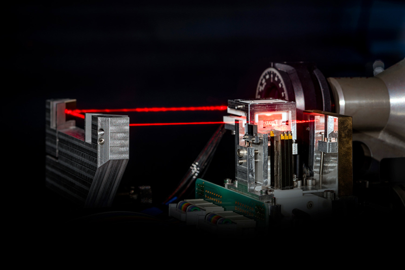 Fraunhofer IOF researches components for next generation quantum computers. Within the framework of AQTION, for example, laser-based addressing units for manipulating ions and atoms were developed. &copy; Fraunhofer IOF.
