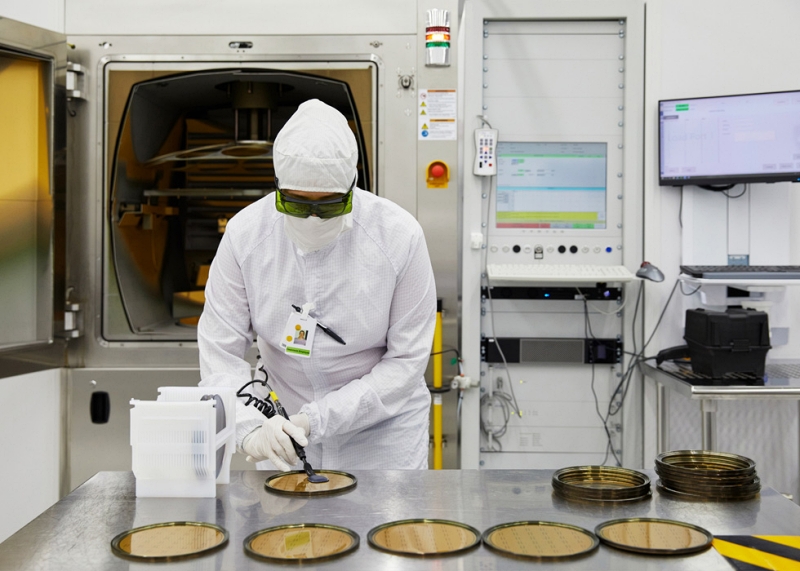 Apple said that the $410 million award to II-VI from its 'Advanced Manufacturing Fund