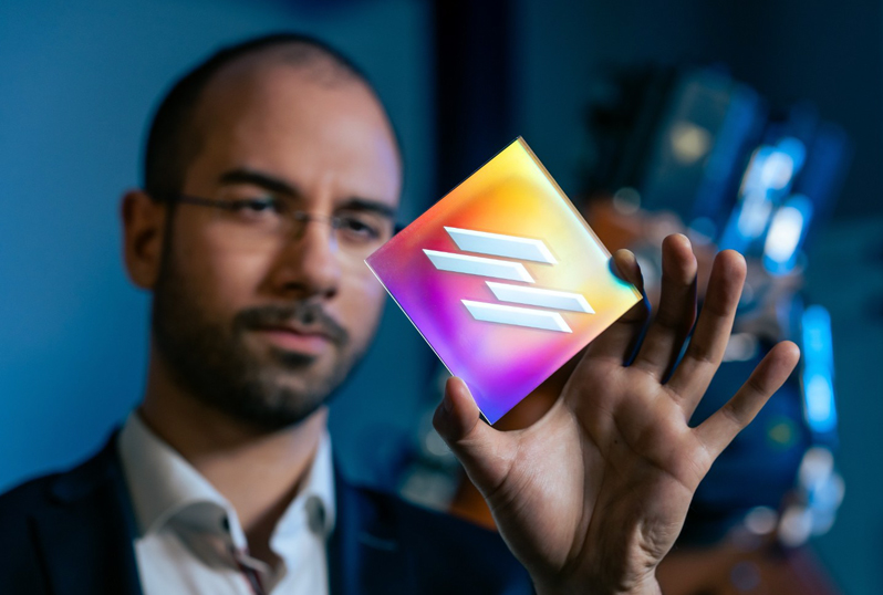 Modern light interference technologies in Dresden make it possible: Now lotus effects and other sophisticated structural tricks of nature can be transferred quickly to technical surfaces such as battery components, implants or even airplanes. &copy; ronaldbonss.com