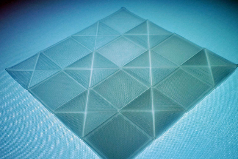 3D-printed sample component. Transmissivity, i.e. light transmission, varies depending on the layer thickness and layer orientation. Photo: LZH.