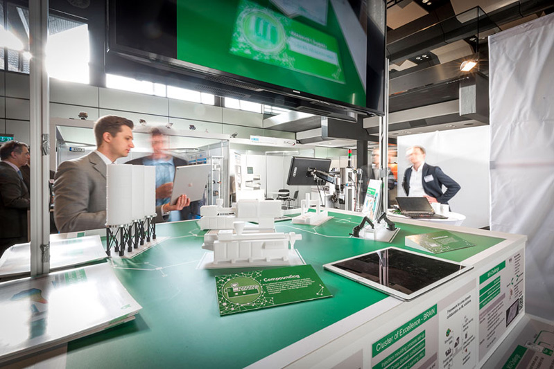 The IKV presents potential and added value of IT and material-networked production using augmented reality. Photo: IKV / Fr&ouml;ls.