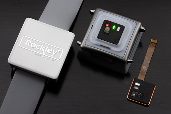 Reverse side (skin side) of wristband. The standalone sensor module containing photonic ICs and application firmware (shown on the right). Image: Rockley Photonics.