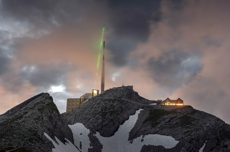TRUMPF and the University of Geneva have put the laser-based lightning rod into operation on the 2,500-meter-high S&auml;ntis. &copy; TRUMPF / Martin Stollberg.