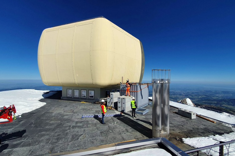 Installation of the laser lightning rod at the weather station on Mount S&auml;ntis. &copy; UNIGE