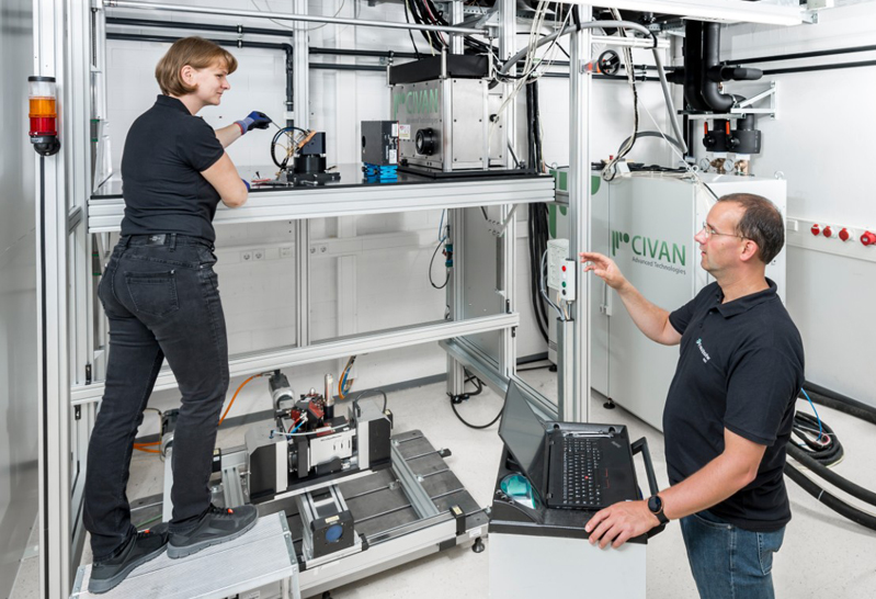 Fraunhofer IWS laser experts are testing the Dynamic Beam laser for industrial use. &copy; Ren&eacute; Jungnickel/Fraunhofer IWS.
