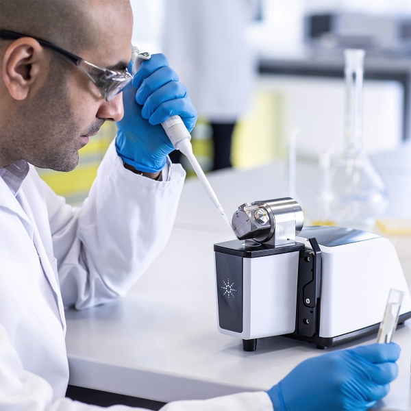 Equipped with a diamond-attenuated total reflectance (ATR) sampling module, Agilent's 