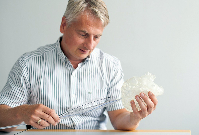 Ronald Reich, Managing Director of NovaPump conducts heart pump research with Fraunhofer IOF. &copy; Fr. N&uuml;rnberger / Erfurt.