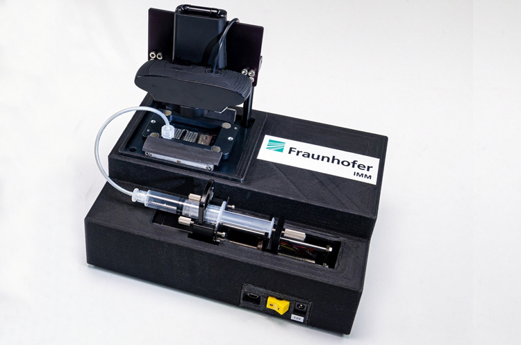 On-the-spot, rapid PCR test system developed by the Fraunhofer IMM with a microfluidic analysis cartridge for the rapid detection of infectious diseases. &copy; Fraunhofer IMM
