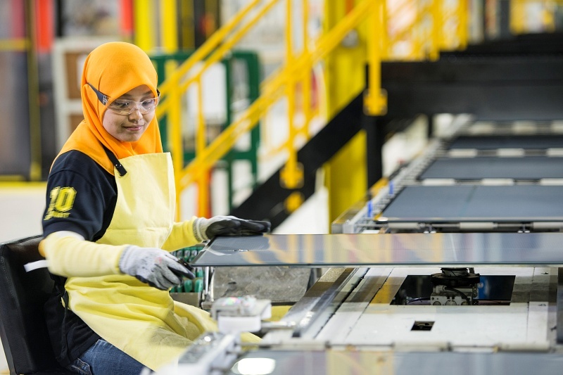 As the largest PV module manufacturer in the US, First Solar is also the only one of the top-ten leading global PV firms to utilize thin-film CdTe technology rather than crystalline silicon as the key material in its products. Its existing modules deliver around 19% efficiency, but that is expected to rise to 25% with the incorporation of silicon in future multi-junction modules. The new R&D center in Ohio will be central to transferring that technology into production. Photo: First Solar.